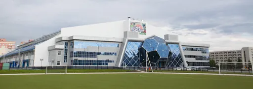 Награждение футболистов. Мальчик держит кубок