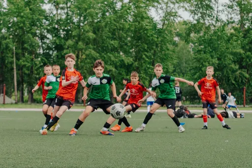 Юные футболисты игрвают в футбол