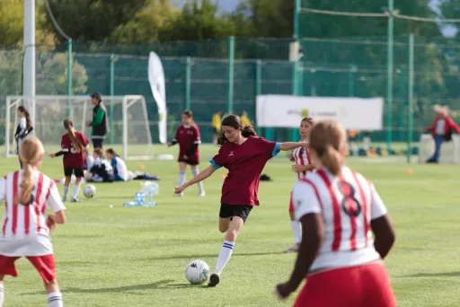 Награждение футболистов. Мальчик держит кубок