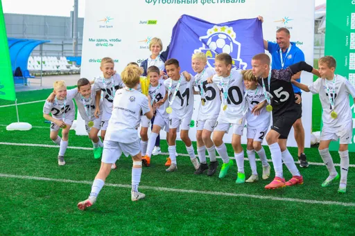 Награждение футболистов. Мальчик держит кубок