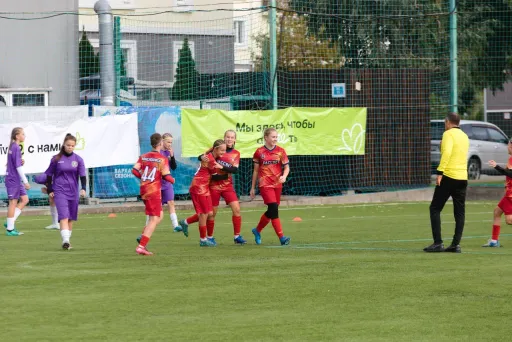 Юные футболисты игрвают в футбол