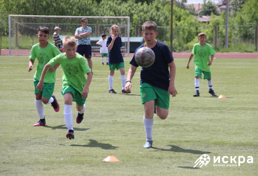 Юные футболисты игрвают в футбол