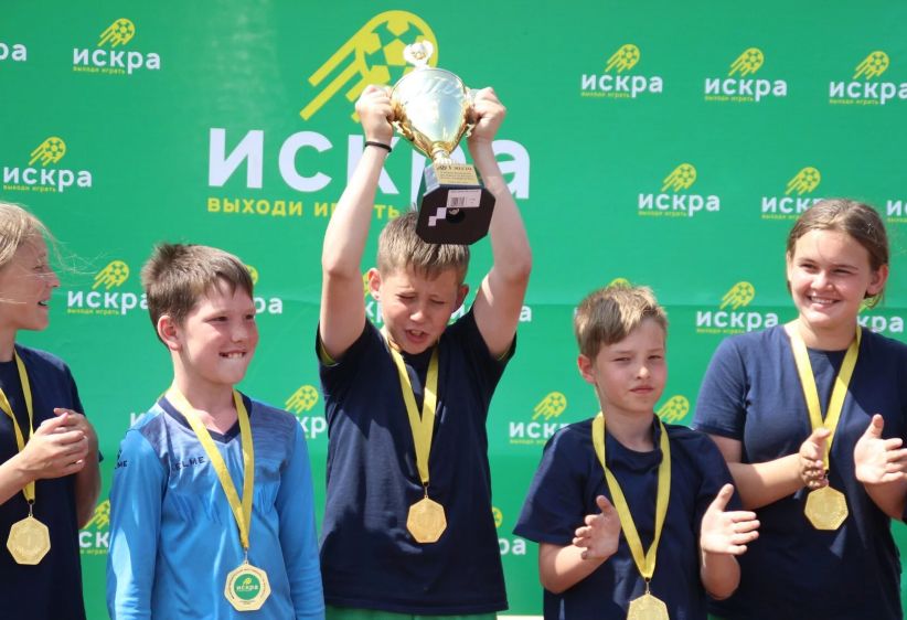 Награждение футболистов. Мальчик держит кубок